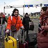 Ukrainische Flüchtlinge überqueren die polnisch e Grenze in Medyka. Schätzungen zufolge sind bereits fast eine halbe Million Menschen ...
