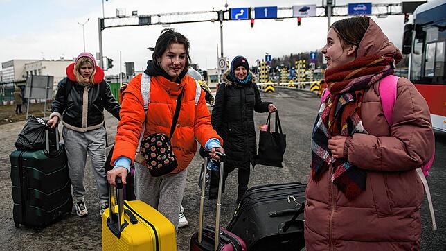 Ukrainische Flüchtlinge überqueren die polnisch e Grenze in Medyka. Schätzungen zufolge sind bereits fast eine halbe Million Menschen ...
