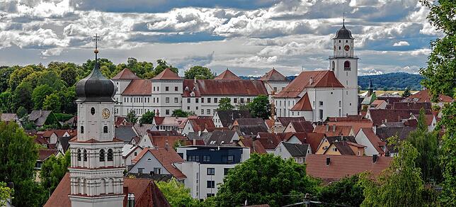 Blick auf Meßkirch. Im Vordergrund links ist die Leibfrauenkirche zu sehen.