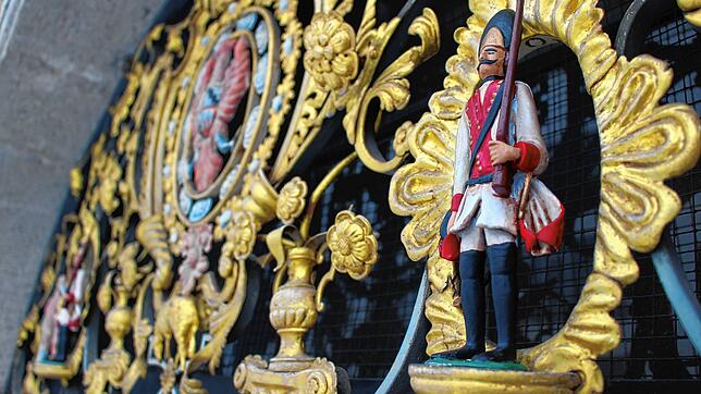 Jetzt sind sie wieder auf Wachtposten: Die zwei fürstlichen Soldaten-Figuren im Eingangsbereich zum Fürstlich Fürstenbergischen Archiv.