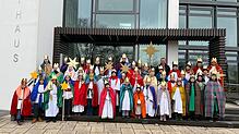 Die Sternsinger besuchen zum Auftakt der diesjährigen Aktion Bürgermeister Fabian Meschenmoser und segnen das Rathaus. Bild: Janis Eisele