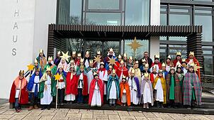 Die Sternsinger besuchen zum Auftakt der diesjährigen Aktion Bürgermeister Fabian Meschenmoser und segnen das Rathaus. Bild: Janis Eisele
