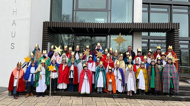 Die Sternsinger besuchen zum Auftakt der diesjährigen Aktion Bürgermeister Fabian Meschenmoser und segnen das Rathaus. Bild: Janis Eisele