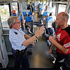 Thomas Heim und Christian Radloff (von links) von der Bundespolizei spielen mit Jugendlichen Szenen von Gewalt durch, die es im Zug ...
