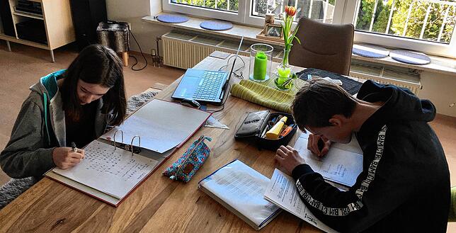 Laura und Julian Bergmann beim Erledigen der Lernaufträge.