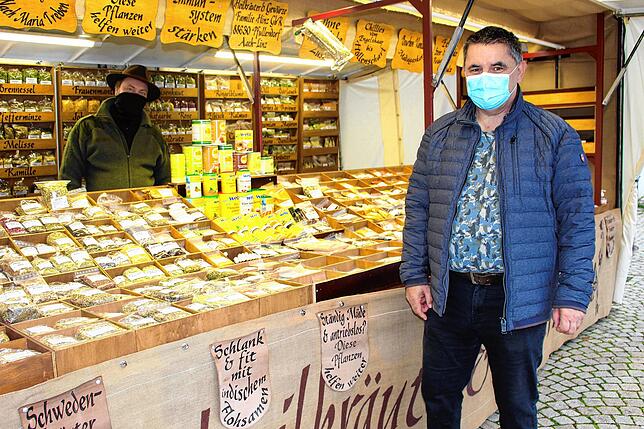 Kein Problem mit dem Maskentragen auf dem Wochenmarkt hat Klaus Rist (vorne). Als Rettungsassistent weiß er besonders gut um die ...