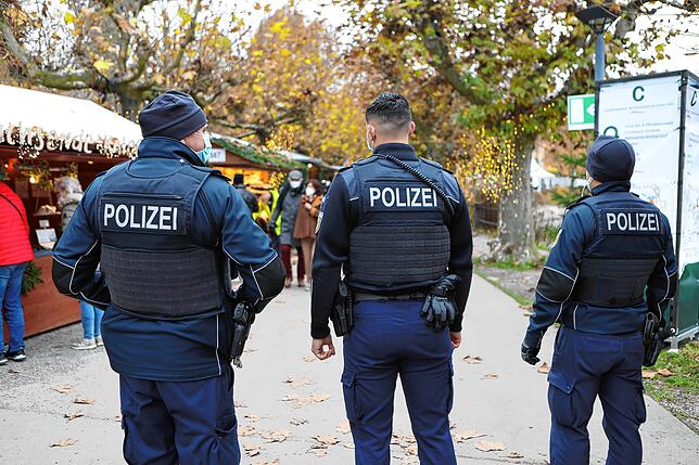Auch die Polizei ist unterwegs.