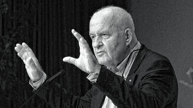 Götz Werner (hier im Jahr 2017 bei einem Vortrag im Konstanzer Wolkensteinsaal) setzte sich in den letzten Jahren seines Lebens für die ...