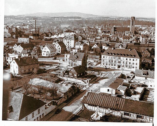 Das ist die heutige Schanzstraße, aufgenommen wurde das Bild etwa 1948. Links erkennt man noch den sogenannten ...