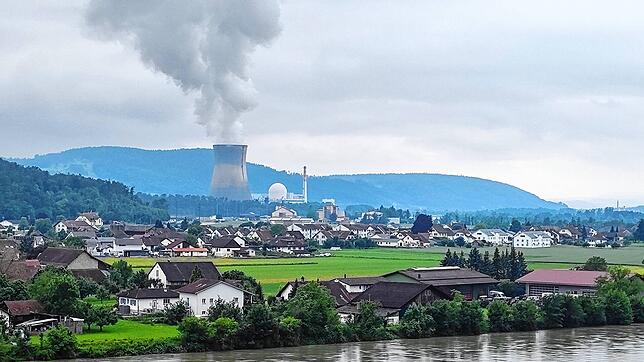 Die Revision im Kernkraftwerk Leibstadt ist beendet. Seit Freitag, 31. Mai, ist die Dampffahne wieder zu sehen, wie hier in Waldshut.