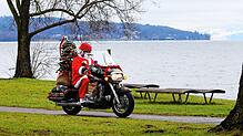 „Santa on Bike“ alias Felix Koslowski als Weihnachtsmann unterwegs am Bodenseeufer mit seinem zweirädrigen Schlitten.