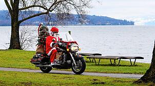 „Santa on Bike“ alias Felix Koslowski als Weihnachtsmann unterwegs am Bodenseeufer mit seinem zweirädrigen Schlitten.