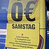 Auf dem Heck eines Busses am Villinger Bahnhof wirbt die Stadt Villingen-Schwenningen für das 0-Euro-Ticket an Samstagen.