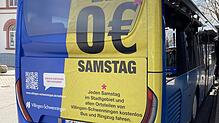 Auf dem Heck eines Busses am Villinger Bahnhof wirbt die Stadt Villingen-Schwenningen für das 0-Euro-Ticket an Samstagen.
