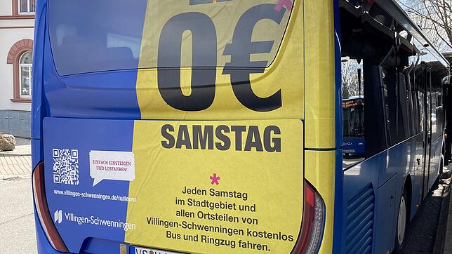 Auf dem Heck eines Busses am Villinger Bahnhof wirbt die Stadt Villingen-Schwenningen für das 0-Euro-Ticket an Samstagen.