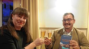 Bürgermeister Selcuk Gök bedankt sich bei Mariann Bühler für die gelungene Lesung und stößt mit ihr auf den Erfolg ihres Debütromans an. ...