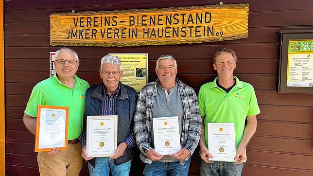 Die ausgezeichneten Imker Bernward Lohr (von links), Erwin Ebner, Peter Plitz und Armin Goering. Foto: Verein