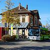 Ein einsamer &bdquo;Silberpfeil&ldquo; der Häfler Stadtverkehr GmbH am Markdorfer Bahnhof. Immerhin verbinden die silbernen Busse ...