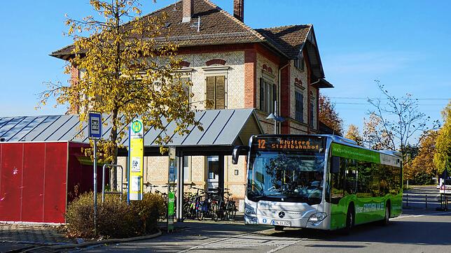 Ein einsamer &bdquo;Silberpfeil&ldquo; der Häfler Stadtverkehr GmbH am Markdorfer Bahnhof. Immerhin verbinden die silbernen Busse ...