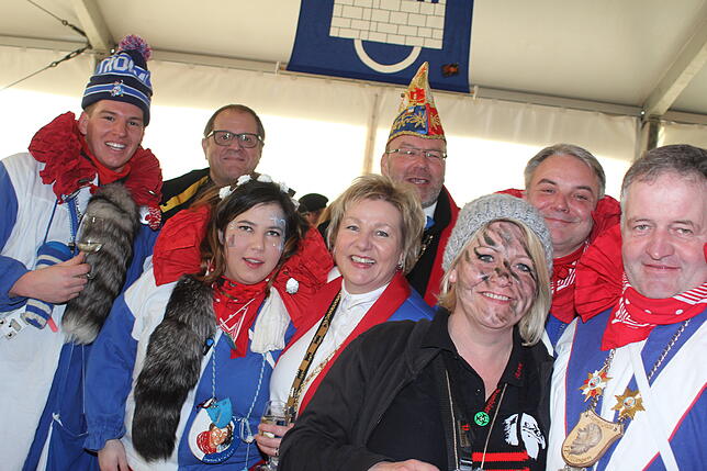 Bild 33: Hästräger und Guggenmusiker aus VS beim Narrentreffen in Fribourg am Sonntag (1)