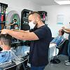 Ramazan Duchi (vorne) und Kurtbey Burunsuz vom Salon Aydo müssen ihre Kunden mit Mundschutz bedienen.