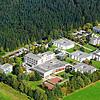 Das Areal der Klinik Hüttenbühl ist sehr weitläufig angelegt und ruhig gelegen.