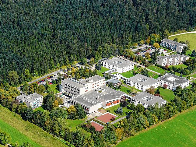 Das Areal der Klinik Hüttenbühl ist sehr weitläufig angelegt und ruhig gelegen.