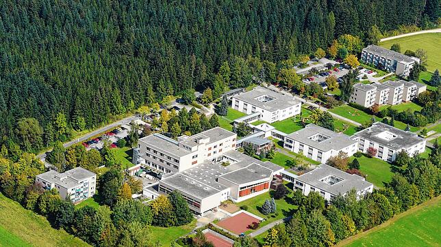 Das Areal der Klinik Hüttenbühl ist sehr weitläufig angelegt und ruhig gelegen.