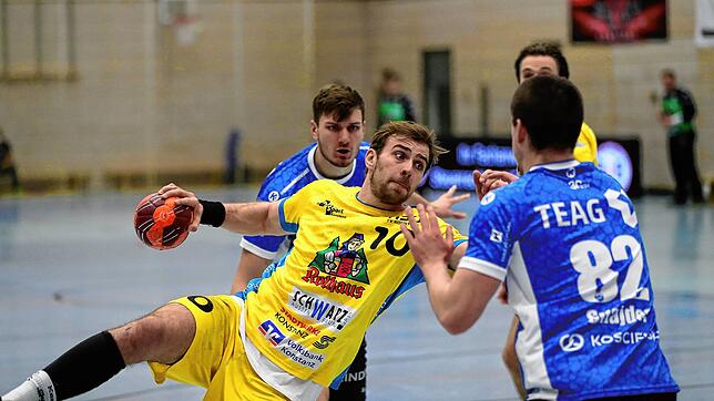 Tom Wolf (am Ball) und die HSG Konstanz verloren ihr Heimspiel gegen den ThSV Eisenach deutlich. Der Kapitän verletzte sich in der ...
