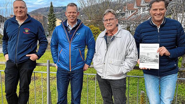Andreas Eppler (li.), Jürgen Beirer, Victor Lindenmayer und Daniel Trisner, der einen Entwurf des geplanten Buchs der Seeend-Geschichten ...