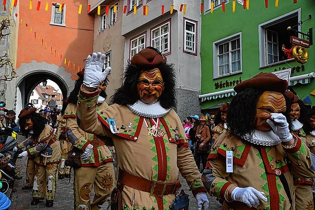 Bild 2: Bilder vom Narrenbaumstellen in Meersburg