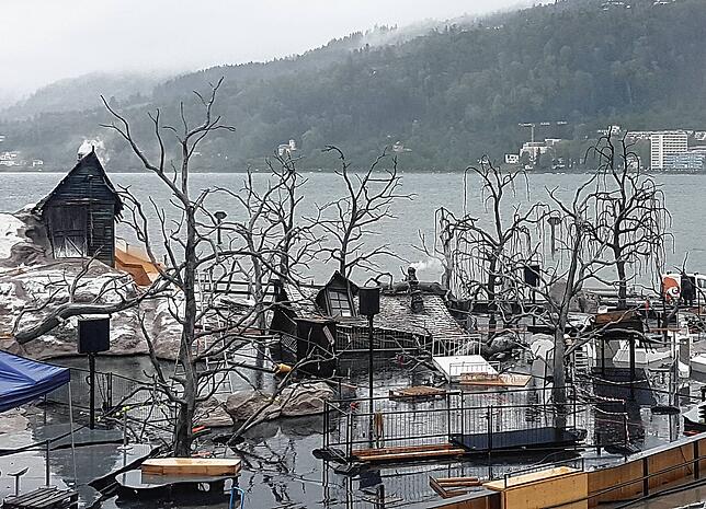 Kahle Baumgerippe und ein Sumpf erhöhen den Gruselfaktor.