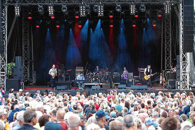 Mit der Vorgruppe Barconara und Band konnte sich das Publikum schonmal warmgrooven.