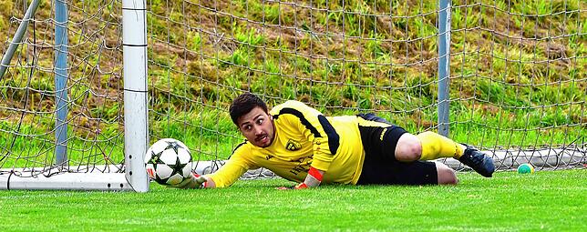 Reaktionsschnell: Simon Hepp hat für einen Torwart zwar kein Gardemaß, doch unterschätzt werden darf der Schlussmann des FC Schlüchttal ...