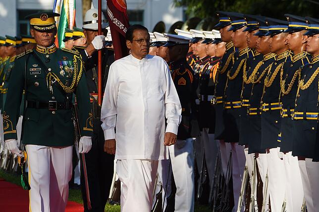 Sri Lankas Präsident Maithripala Sirisena (Mitte) inspiziert am Mittwoch, 16. Januar, ein Ehrenbataillon der Streitkräfte in der ...