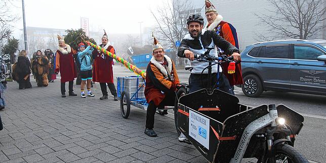 Der City-Logistik-Chef Jens Kluzik brachte den schönen Baum mit dem Fahrrad klimaneutral zum Zielort vor dem E-Center.