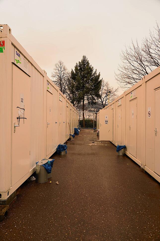 Die Containerzellen sind eigentlich für die zehntätige Quarantäne von Neuankömmlingen gedacht – die Regelung wurde wegen ...