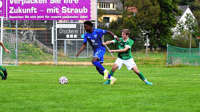 Mohamed Gomina (links), hier im Duell mit Marcel Winterhalder (FC Bräunlingen), schoss das 2:0 für den FV Möhringen. Die Partie endete 3:1.