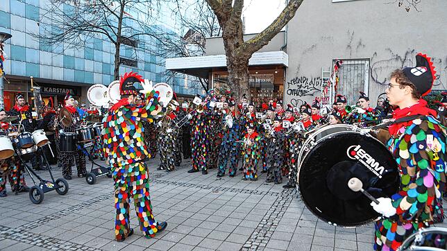 Bild 11: Konstanzer Fasnacht: Blätzlebuebe feiern den Auftakt 2023 auf dem Augustinerplatz