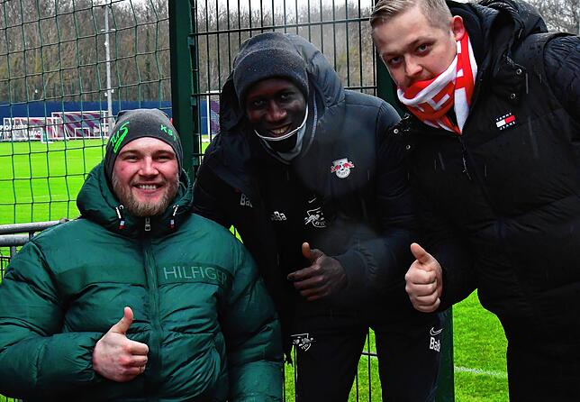 Kevin Simanowski und sein Bruder Dennis mit RBL-Teammanager Babacar N&lsquo;Diaye, der als junger Kicker in der Saison 1995/96 für ein ...