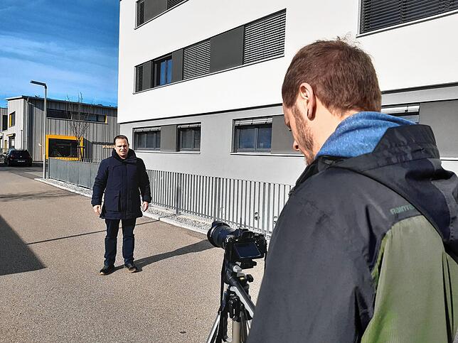 Vor der Kamera von SÜDKURIER-Redakteur Nico Talenta stellt Wiener seine Ideen für den Verkehr rund um die Pfarrwiese vor.