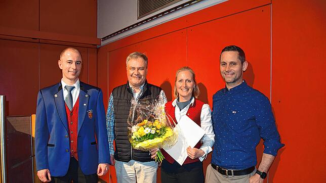 Vorsitzender Martin Gamp (von links) und Wolfgang Frech, Bezirksvorsitzender des Arbeitsbezirkes I des Blasmusikverbandes Hochrhein ...