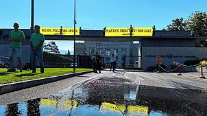 Aktivisten von Greenpeace protestieren vor dem Völkerbund Palast, in dem die UN über ein globales Plastikabkommen verhandelt, mit ...