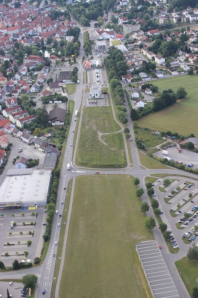 Auf dem Bahnareal ist noch eine große Fläche frei. Unterhalb der Stichstraße gehört das Gelände bekanntlich der Firma Geberit. bild: ...