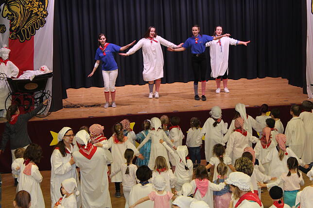 Zahlreiche Kinder in weißen Gewändern tanzen beim Hemedglönkerleball im Stockacher Bürgerhaus Adler Post zu Fasnachts-Klassikern wie dem ...
