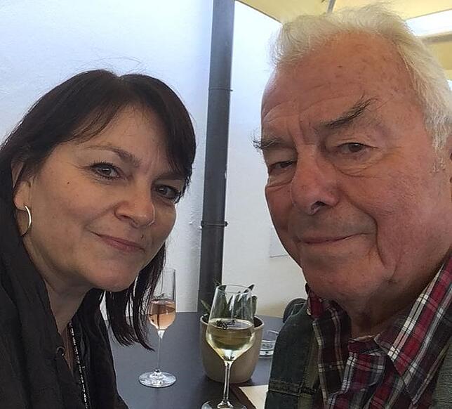 Katja von Schoeler mit ihrem Vater Wolfgang Beyer aus Salem. Nach einigen Wochen konnte von Schoeler für ihren Vater einen Impftermin in ...