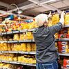 Regale auffüllen heißt es jetzt in den Lebensmittelmärkten, um auf den Kundenansturm vor Ostern vorbereitet zu sein.