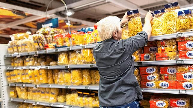 Regale auffüllen heißt es jetzt in den Lebensmittelmärkten, um auf den Kundenansturm vor Ostern vorbereitet zu sein.
