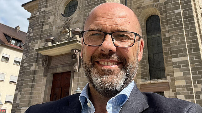 Rupert Metzler vor der Stiftskirche Hechingen. Hilzingens früherer Bürgermeister kandidiert bei der Bürgermeisterwahl im ...