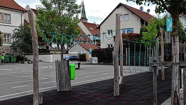 Der Schulhofspielplatz wird vor allem in den Abendstunden gerne genutzt. Die Ruhezeiten sollen dort jetzt kontrolliert werden.
